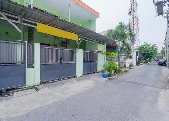 Oyo Life 2462 Kost Surabaya Hotel
